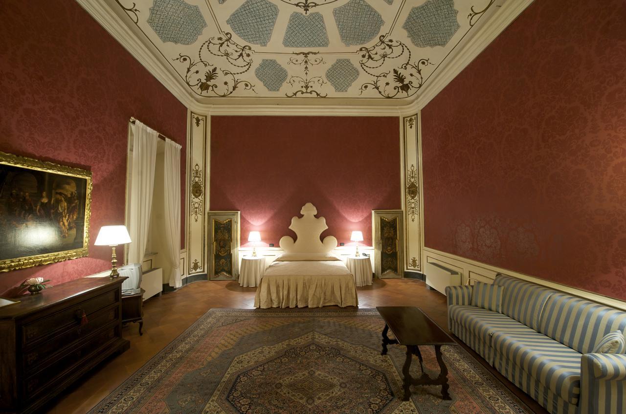 Palazzo Tucci Residenza D'Epoca Bed & Breakfast ลุคคา ภายนอก รูปภาพ