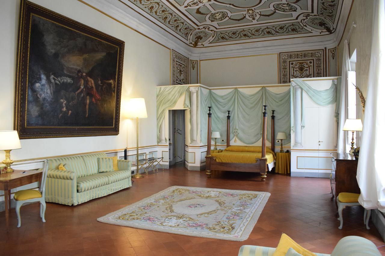 Palazzo Tucci Residenza D'Epoca Bed & Breakfast ลุคคา ภายนอก รูปภาพ