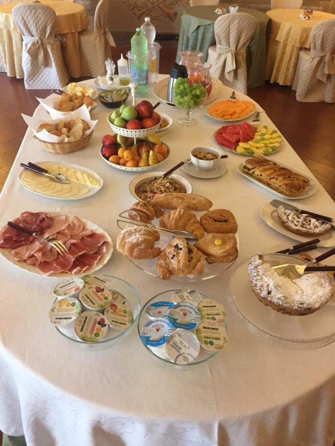 Palazzo Tucci Residenza D'Epoca Bed & Breakfast ลุคคา ภายนอก รูปภาพ